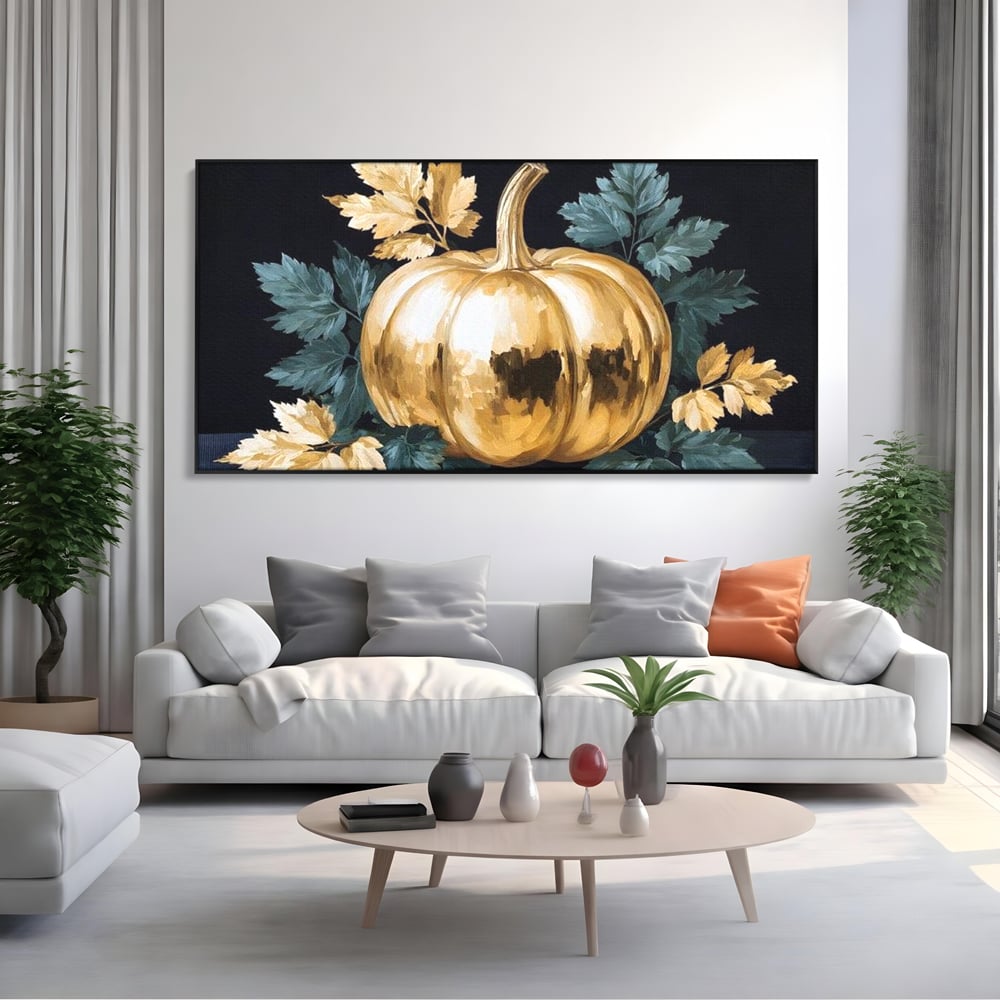 Tablou canvas cu tablou cu dovleac auriu si frunze, in rama de aluminiu negru, pe perete intr-un living